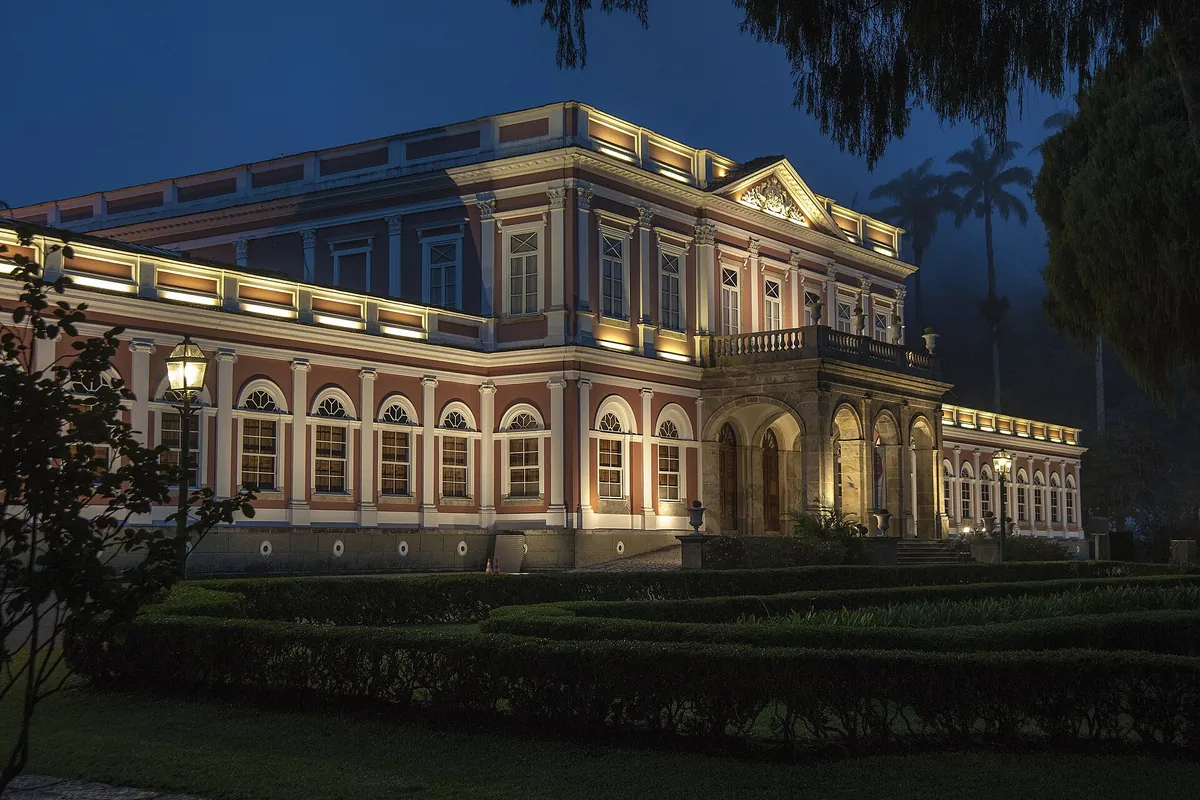Fachada iluminada do Museu Imperial, em Petrópolis, à noite