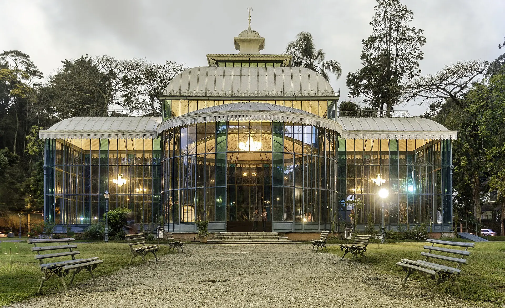 Palácio de Cristal, em Petrópolis, iluminado ao entardecer