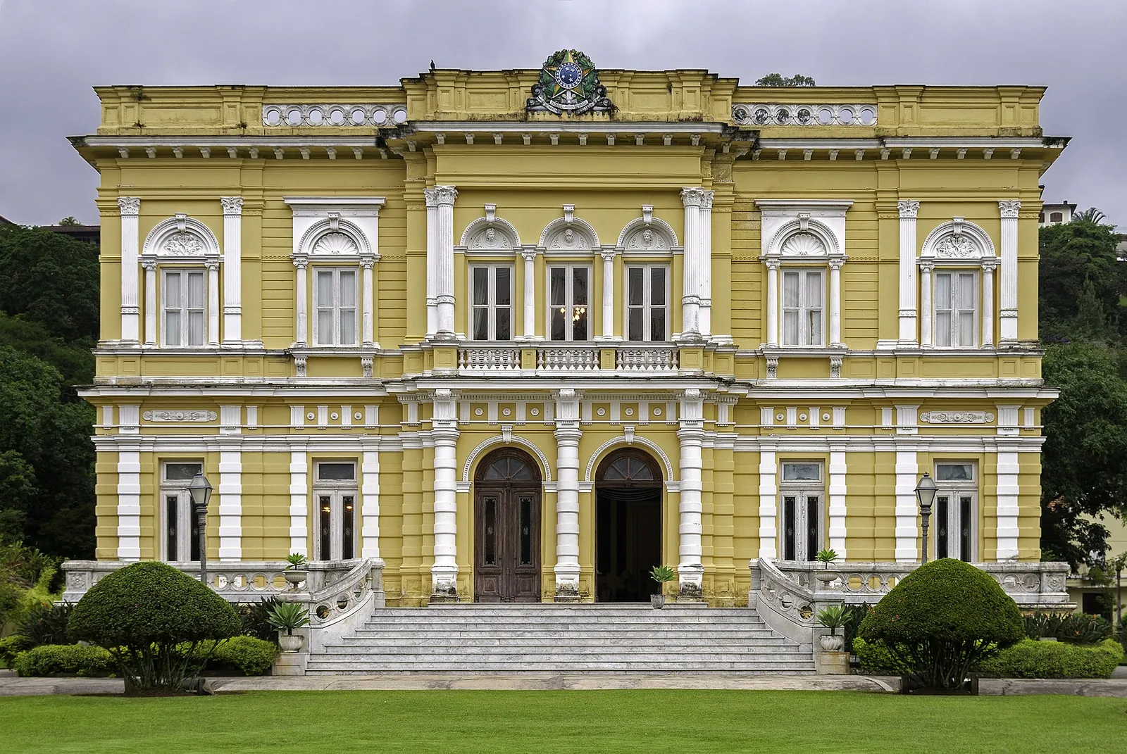 Fachada amarela do Palácio Rio Negro, em Petrópolis