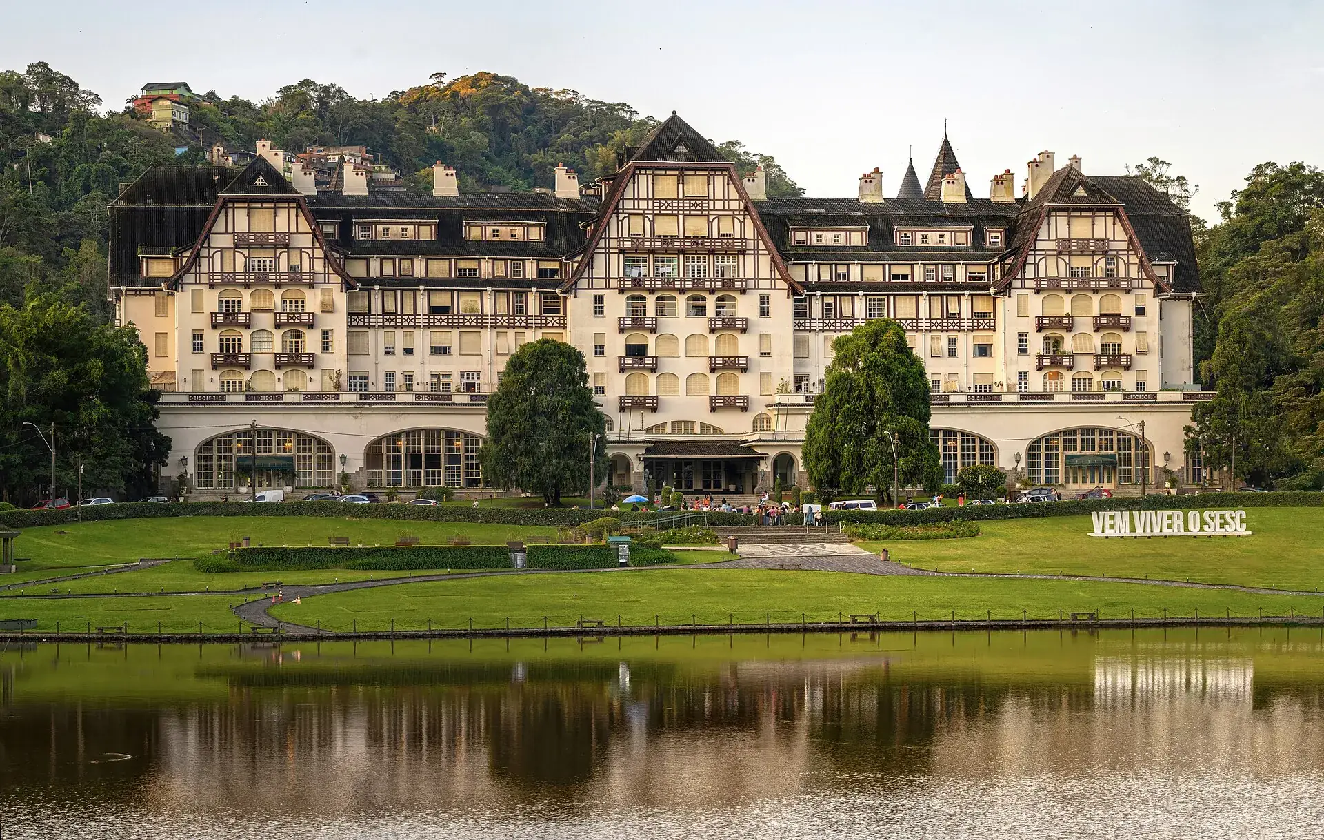 Palácio Quitandinha e o lago, em Petrópolis