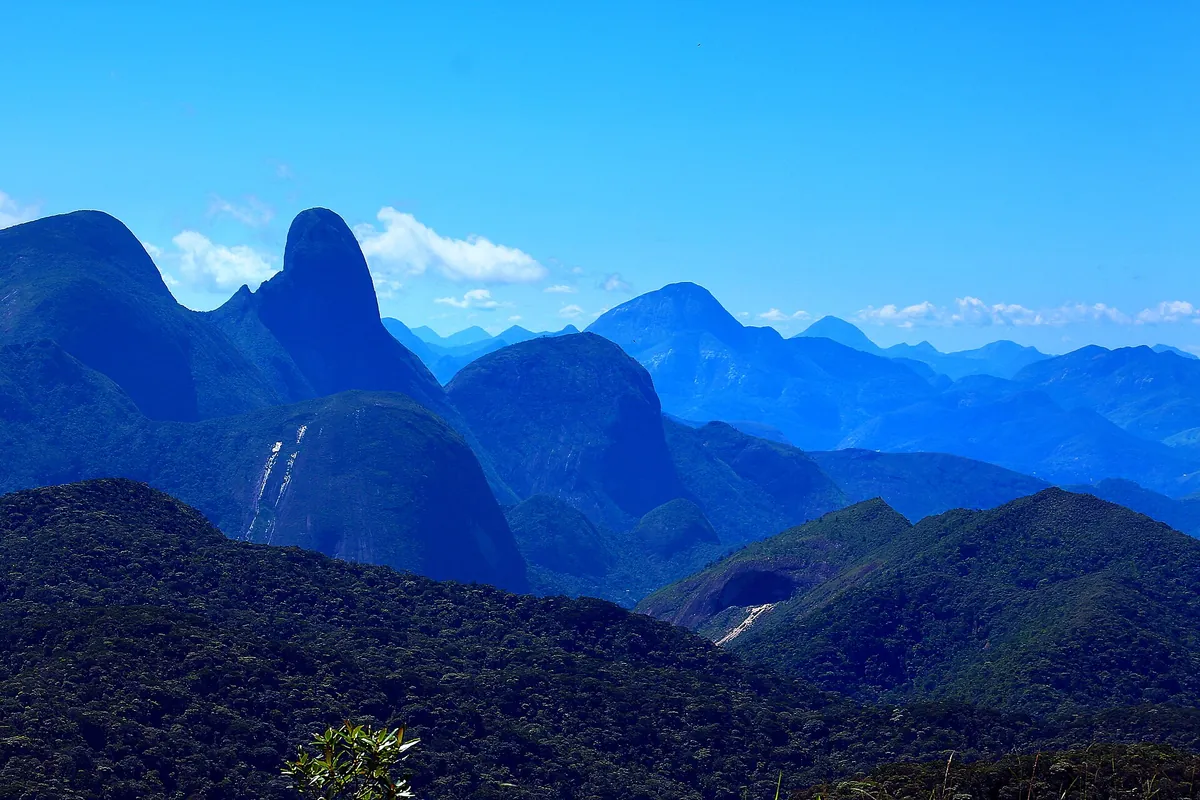 Montanhas da serra de Petrópolis, com a Pedra Maria Comprida
